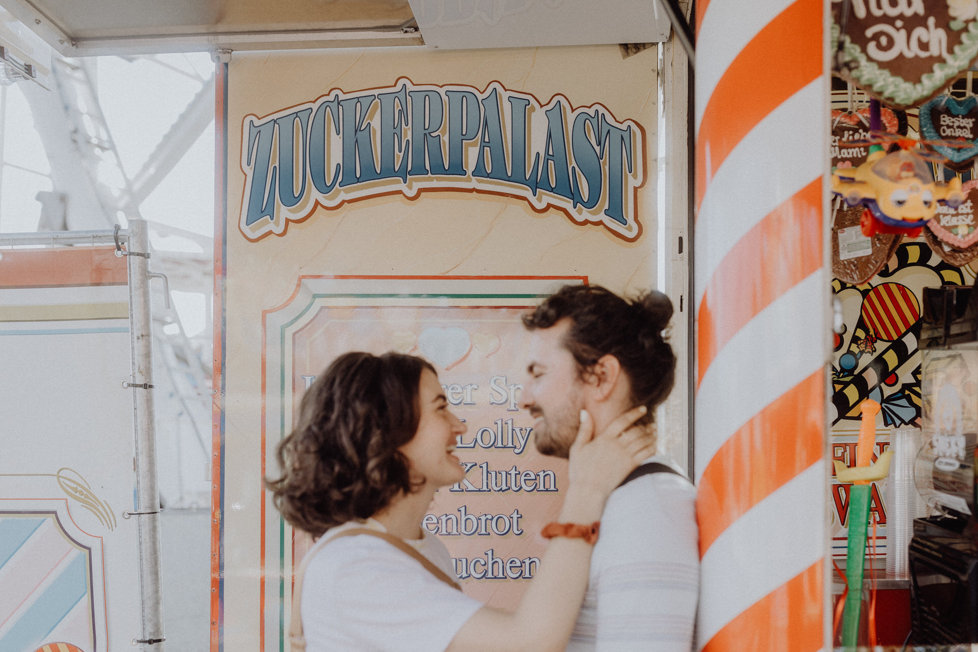 "Unser spontanes Fotoshooting mit Elena war sehr lustig und total entspannt. Wir hatten erst etwas Hemmung, auf dem Rummel zu shooten, aber es hat niemanden gestört und Elena hat uns viele Motive angeboten, ohne dass es sich nach Posing angefühlt hat. Sie hat dadurch so schöne Momente eingefangen, wir finden uns total süß auf den Bildern und haben dem Mythos "verkrampftes Pärchenshooting" ein Schnippchen geschlagen! Tausend Dank."