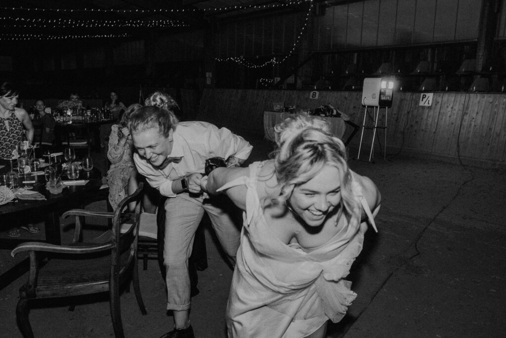 gleichgeschlechtliche Hochzeit spiele candid pictures