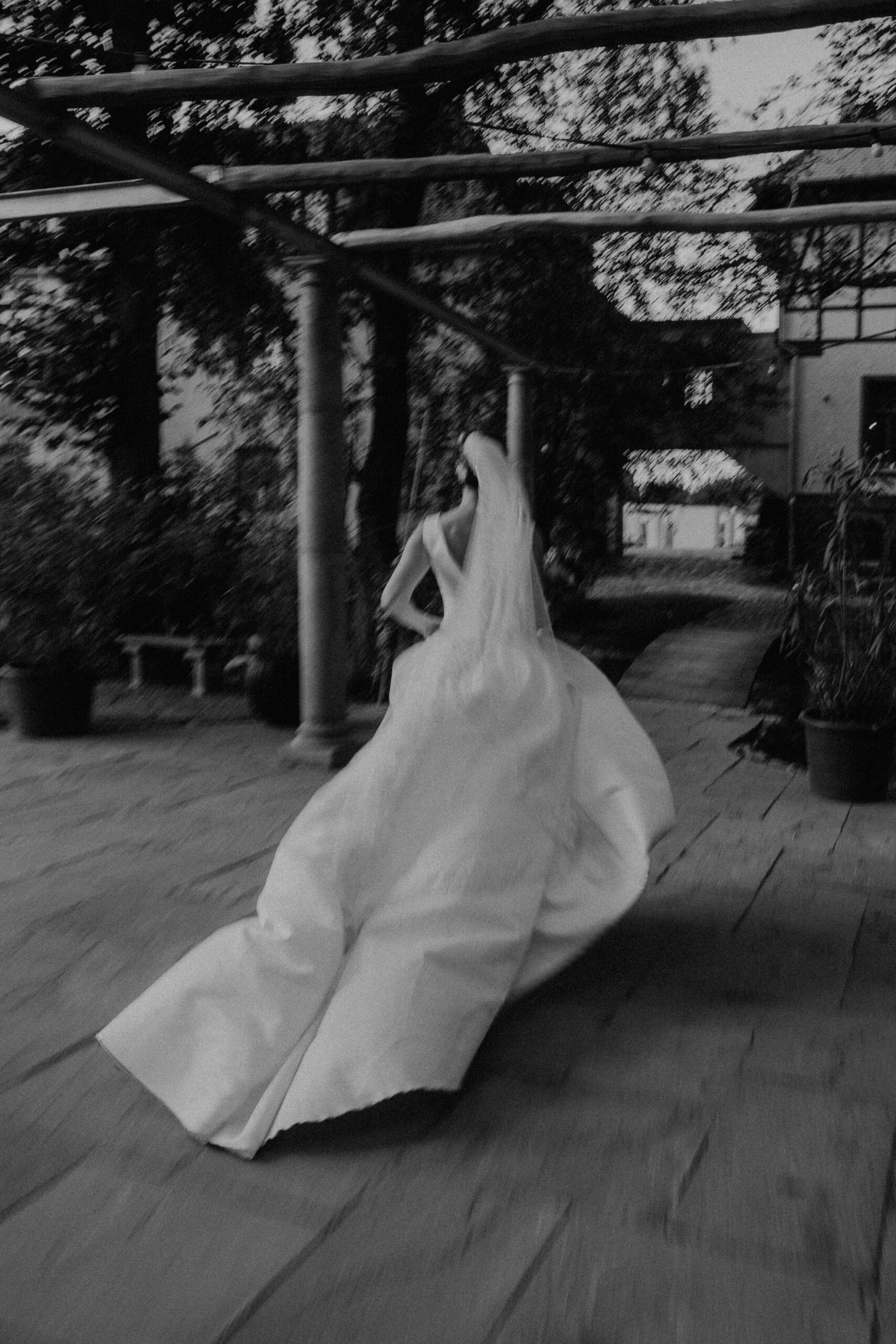 hochzeitsfotos leipzig schwarz-weiß fotografie elena heymann motion blur