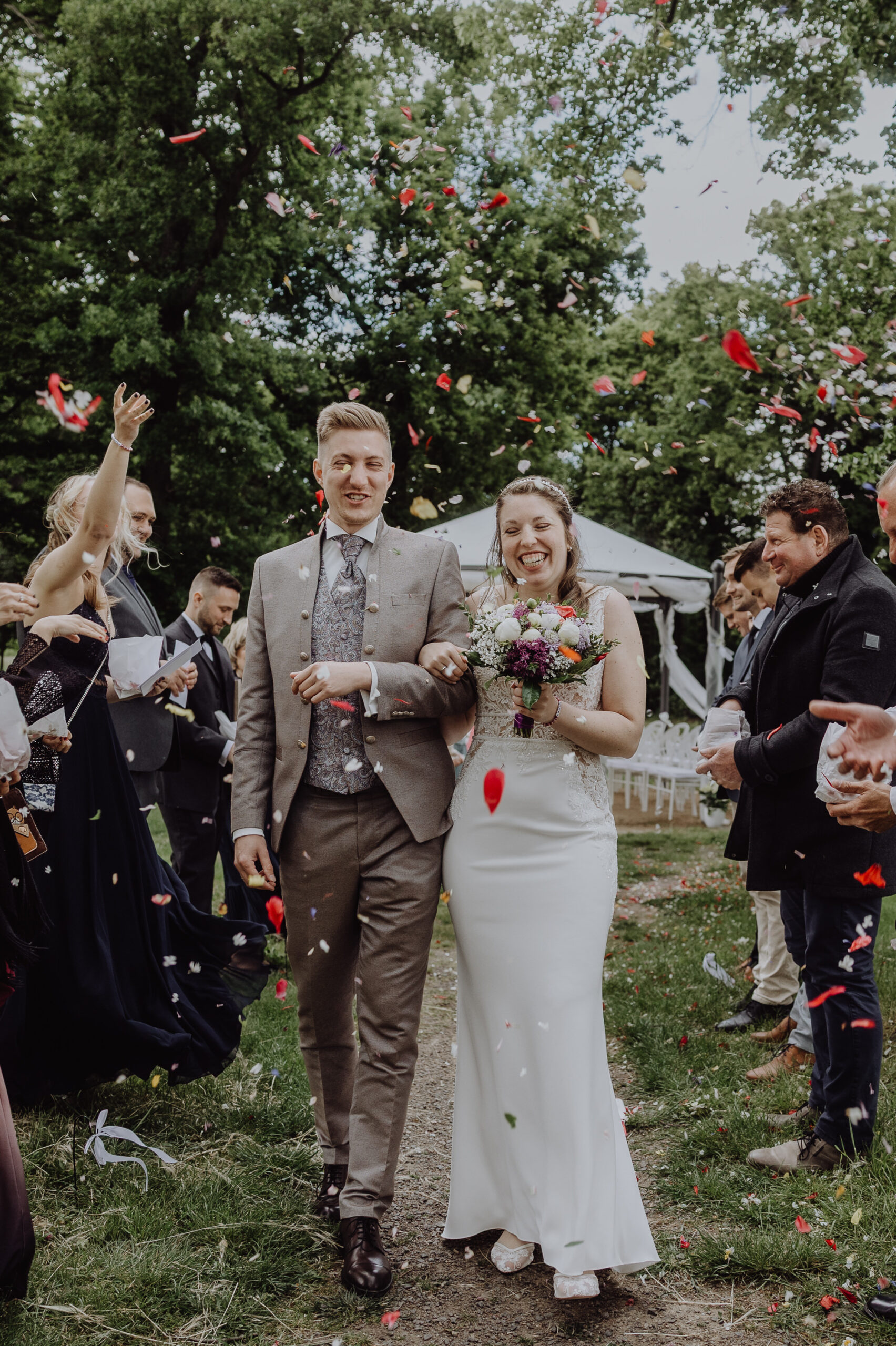 Gut Kahnsdorf Hochzeitslocation Leipzig Standesamtlich und freie Trauungen unter freiem Himmel Auszug