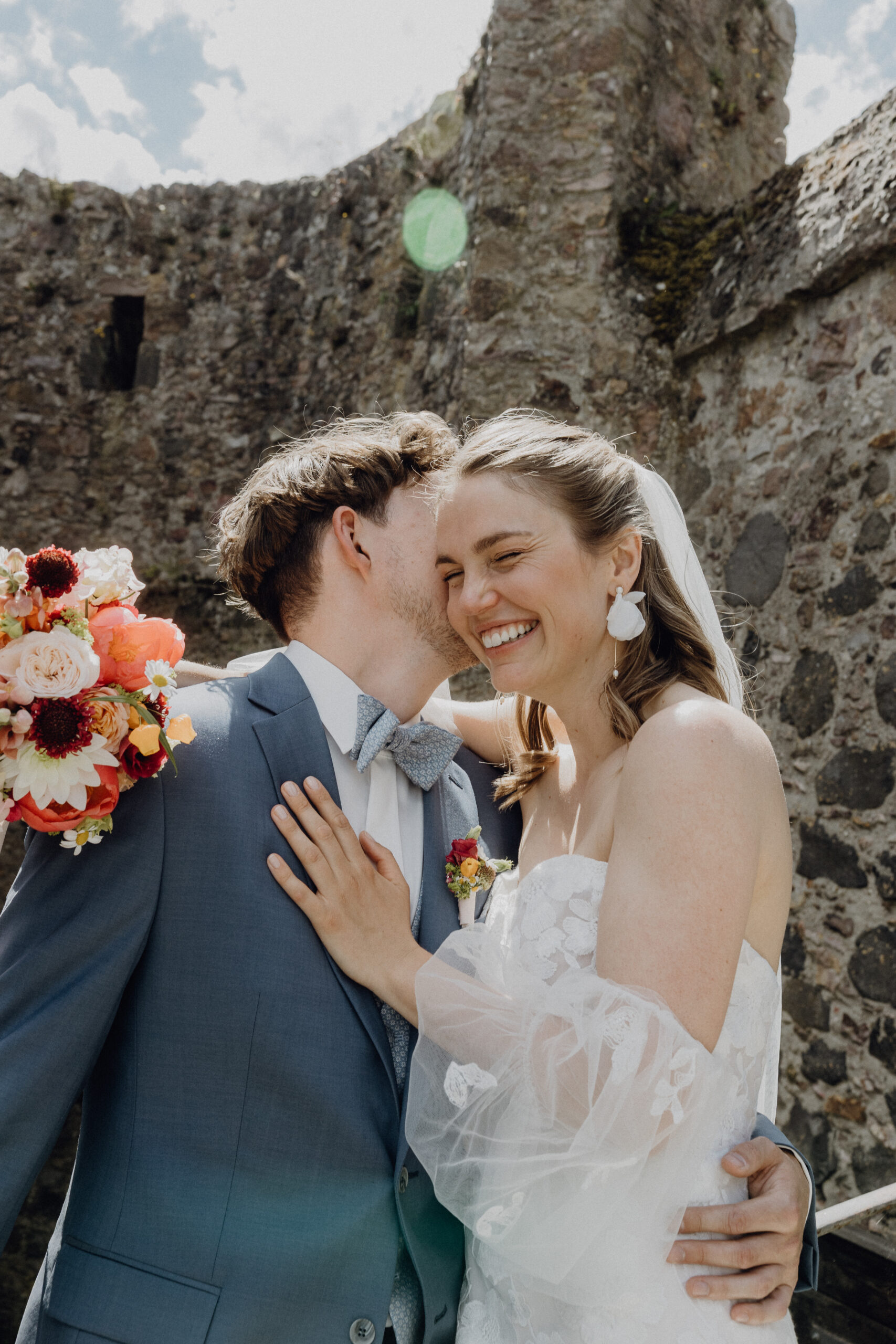ungestellte Hochzeitsfotos Paar lacht Liebe Hessen Weddingfotos