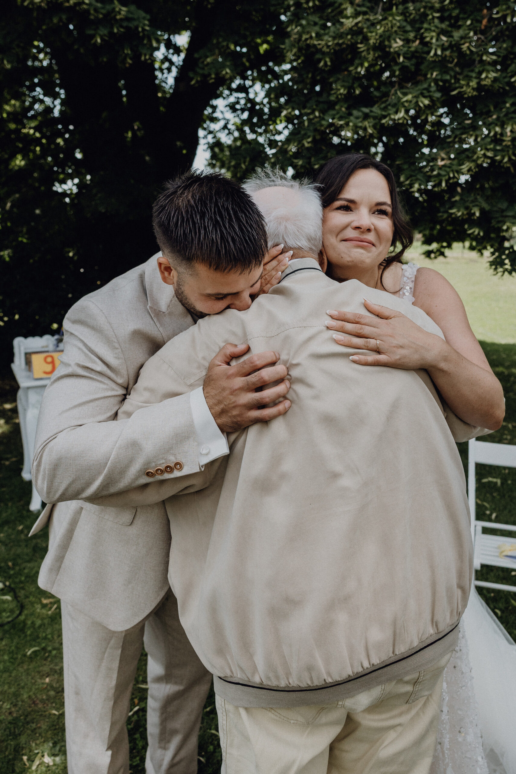 emotionale umarmung mit Opa Hochzeitsreportage Herbertshof bei Leipzig