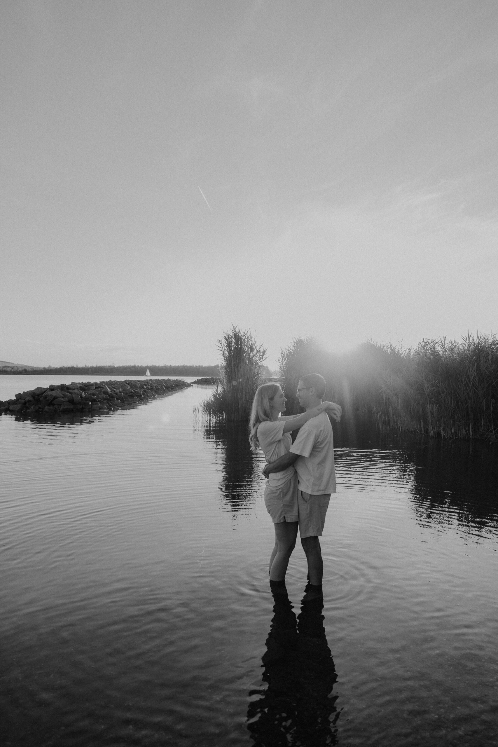 monochrom Verlobungsshooting Leipzig am See