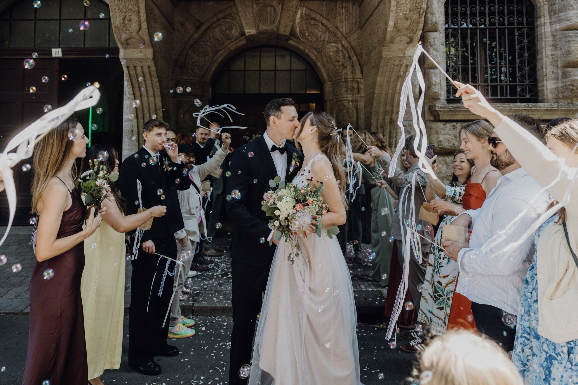 Auszug Brautpaar Standesamt Leipzig Seifenblasen Hochzeitsfotografie