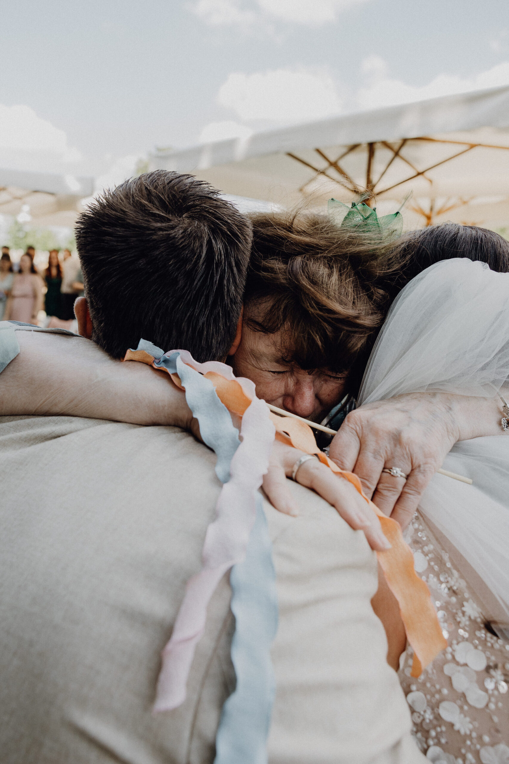 Gratulationen Brautpaar mit Oma emotionale candid fotos