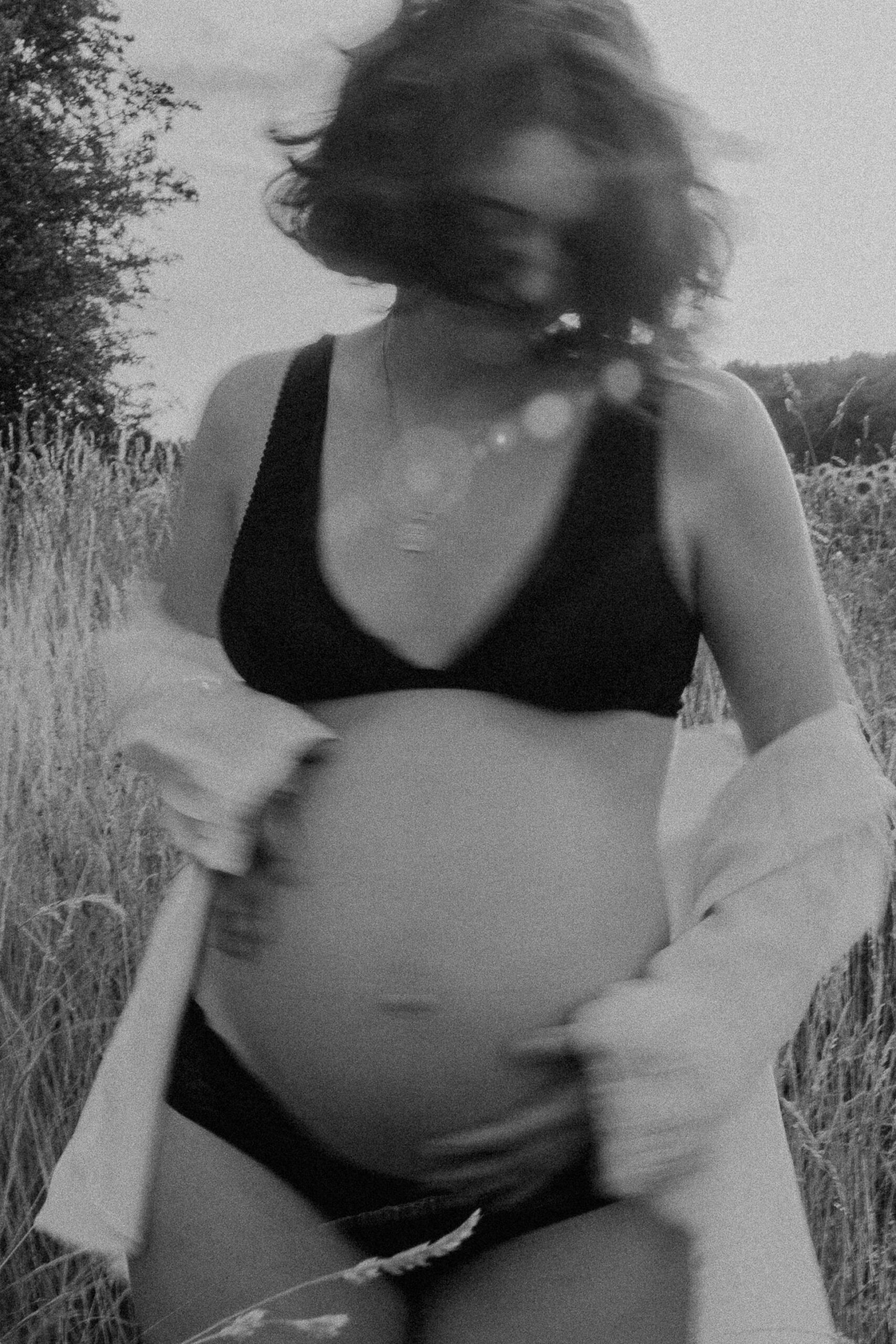 Babybauch shooting monochrom unscharf