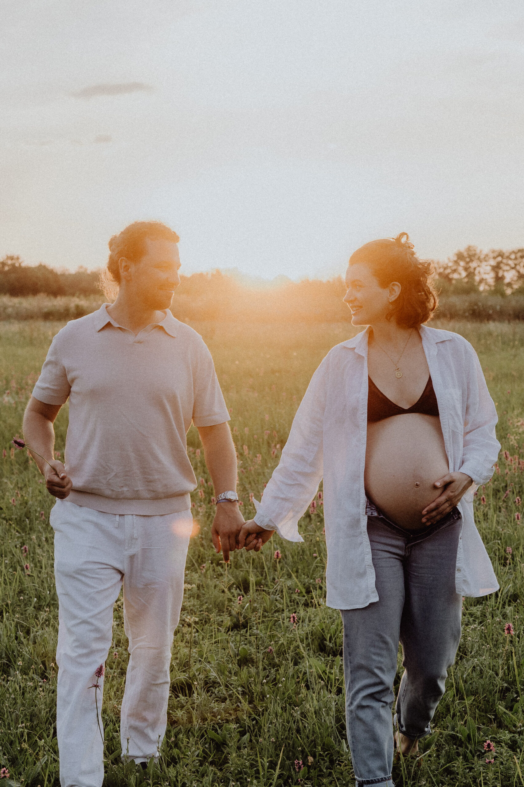 paar babybauchshooting golden hour laufend